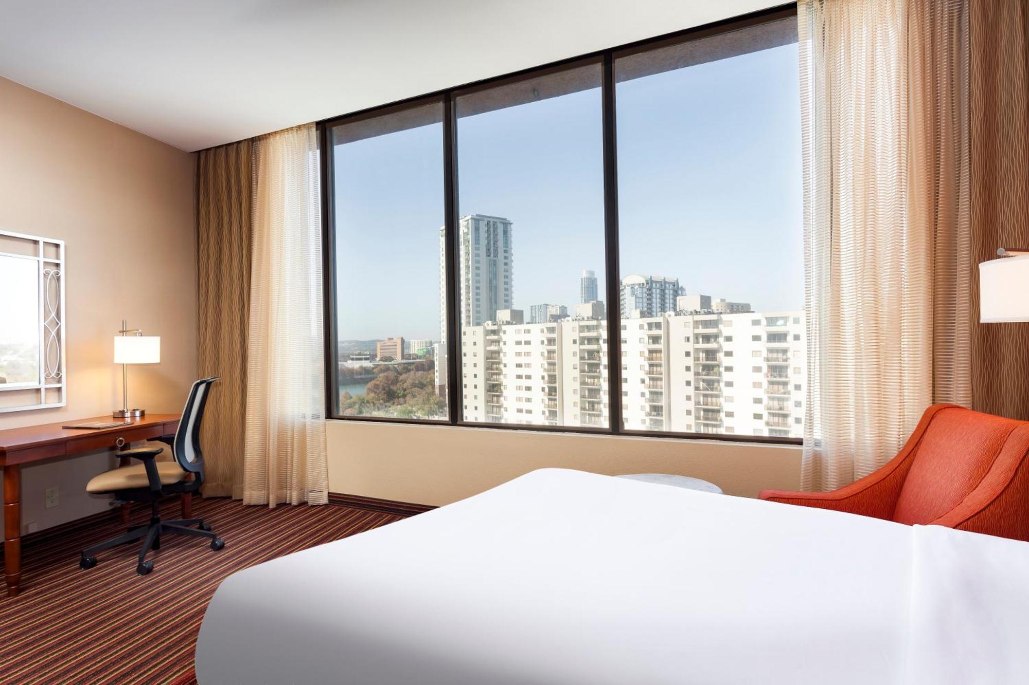 -town By Ihg Hotel Austin